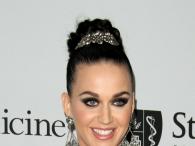 Katy Perry z dużym dekoltem i pięknej sukni